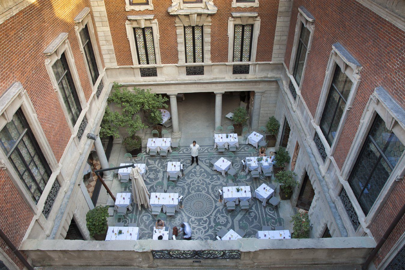 Una veduta aerea di un cortile con tavoli e sedie