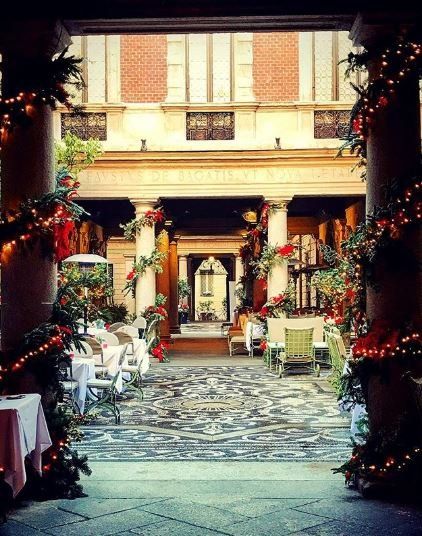 Un cortile con tavoli e sedie decorati per Natale