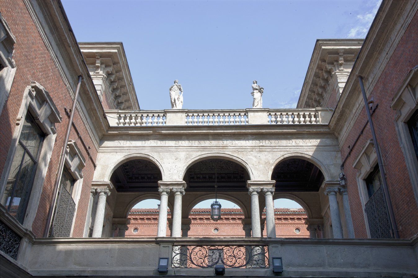 Guardando un edificio con archi e colonne