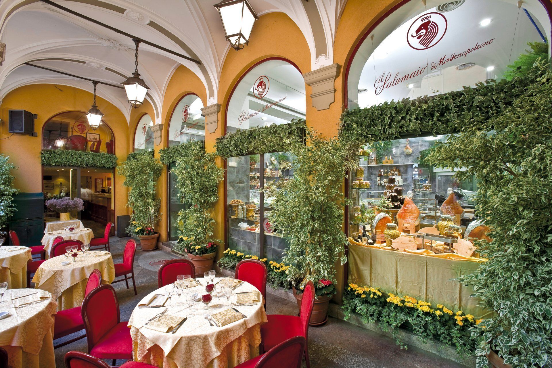 Un ristorante con tavoli e sedie e un buffet