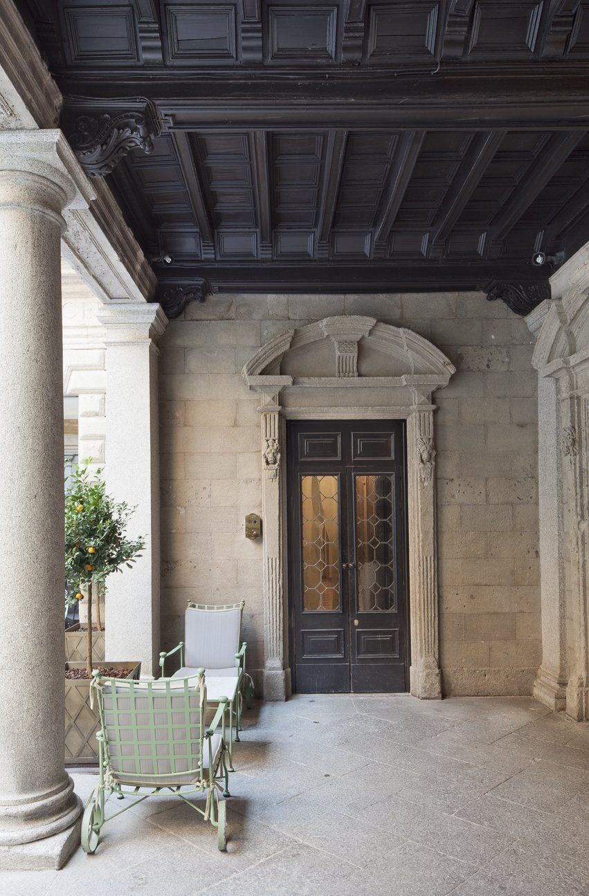 Un portico con sedie e una porta in un edificio