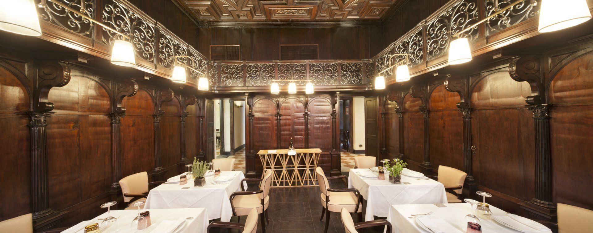 Una lunga stanza con tavoli e sedie