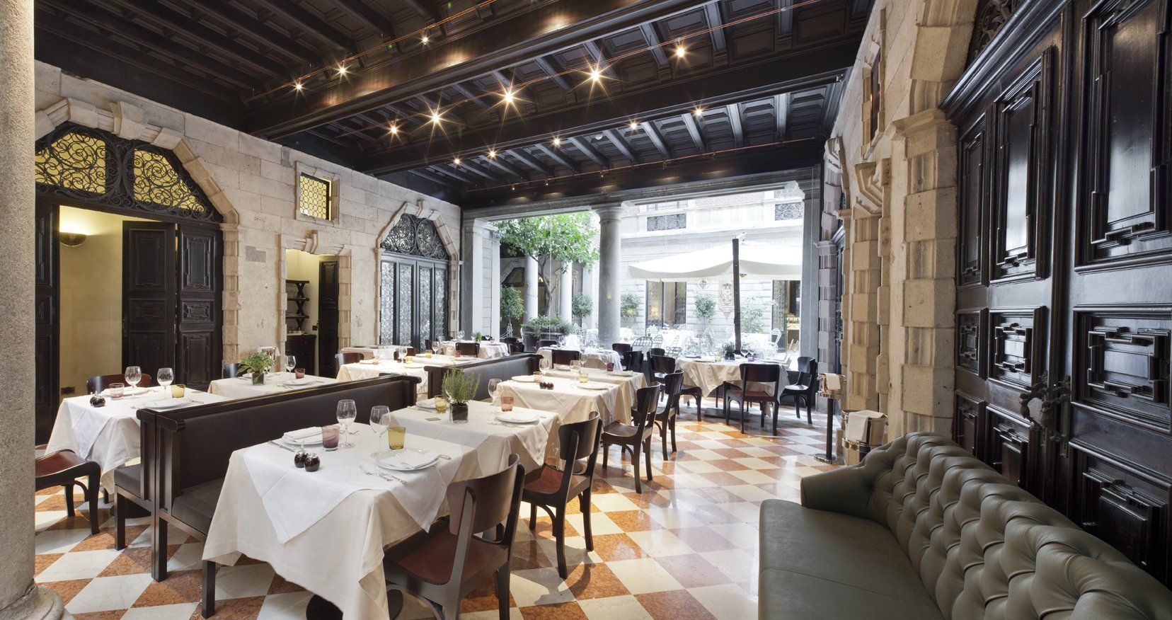 Un ristorante con tavoli, sedie e un divano