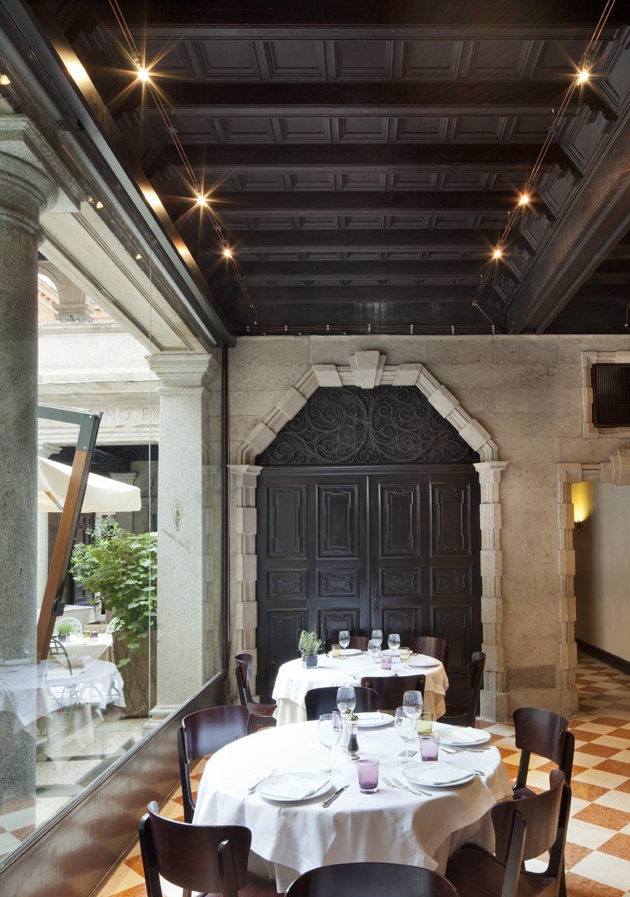 Un ristorante con tavoli e sedie e una porta nera