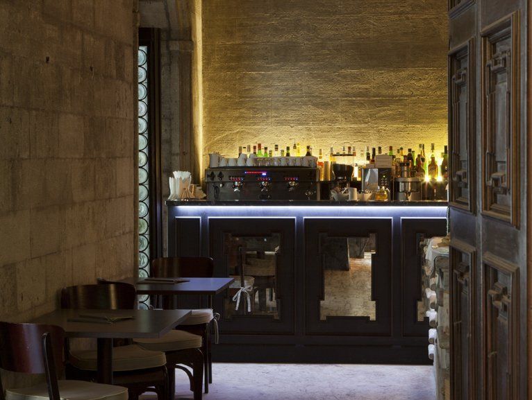 Un ristorante con tavoli e sedie e un bar