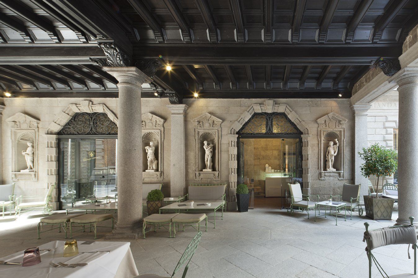 Una grande stanza con colonne e statue alle pareti