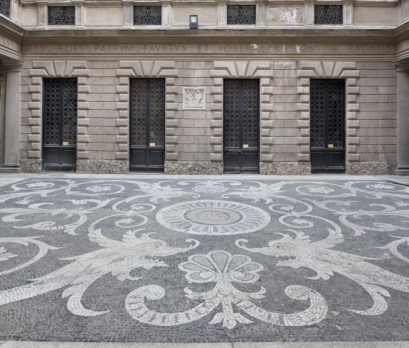 Un edificio con davanti un pavimento a mosaico