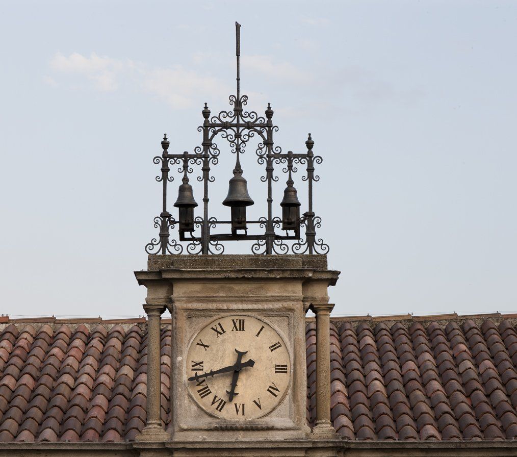 Un orologio in cima a un edificio con numeri romani