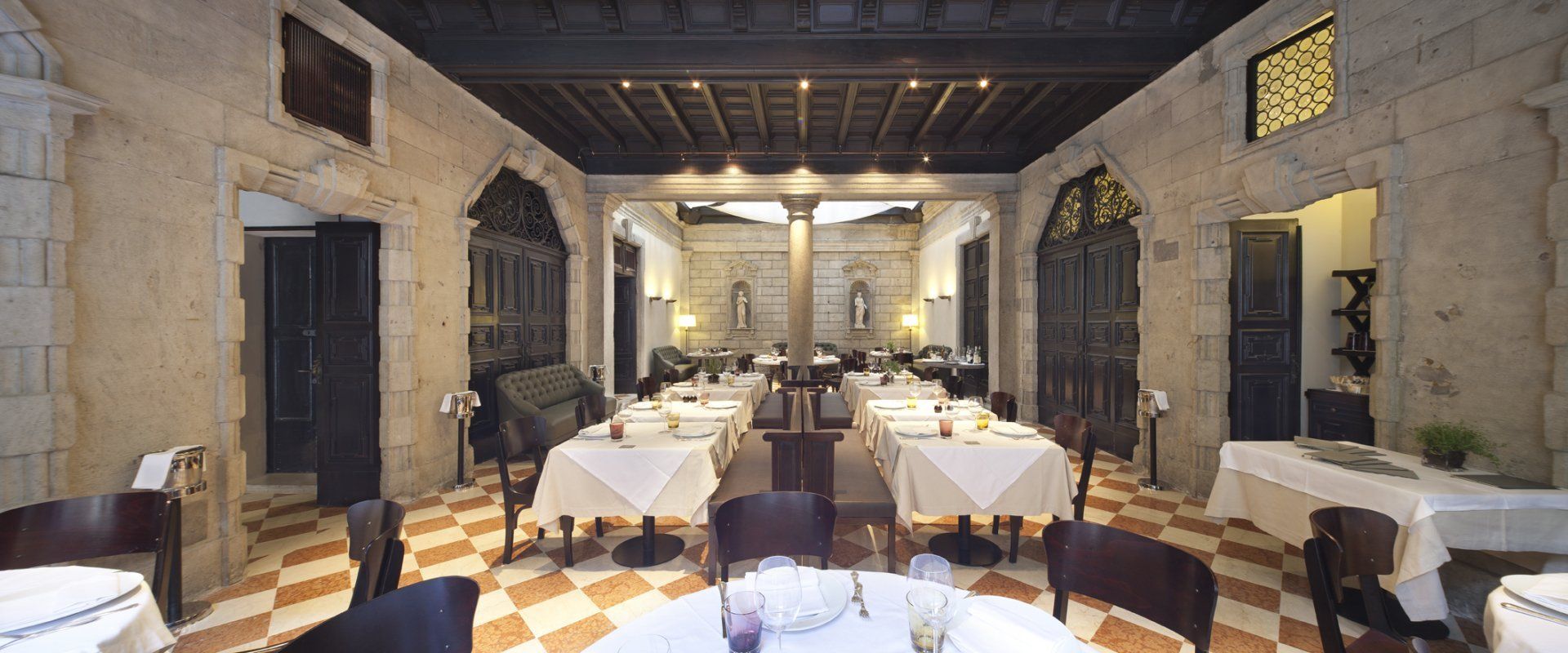 Un ristorante con tavoli e sedie e pavimento a scacchi