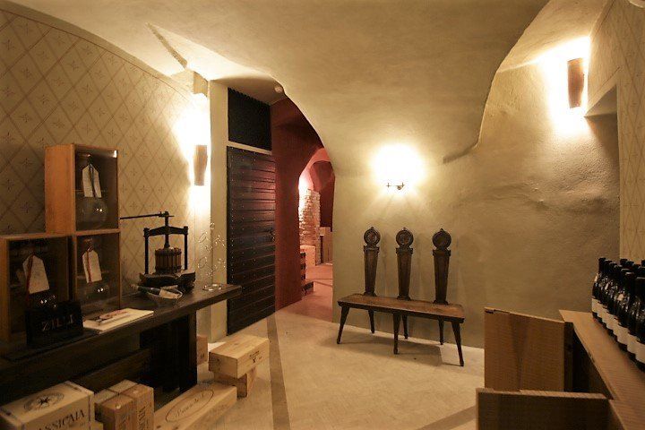 Una stanza con tavolo e sedie