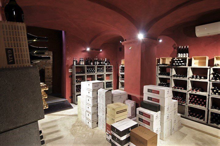 Una cantina piena di tante scatole e bottiglie