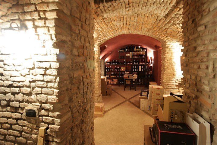 Una cantina con parete in mattoni e soffitto ad arco