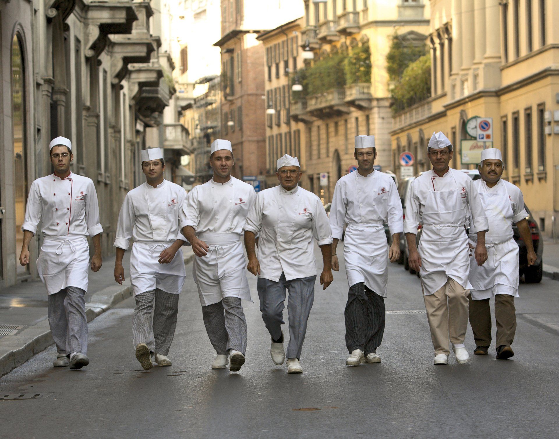 Un gruppo di chef sta camminando per una strada