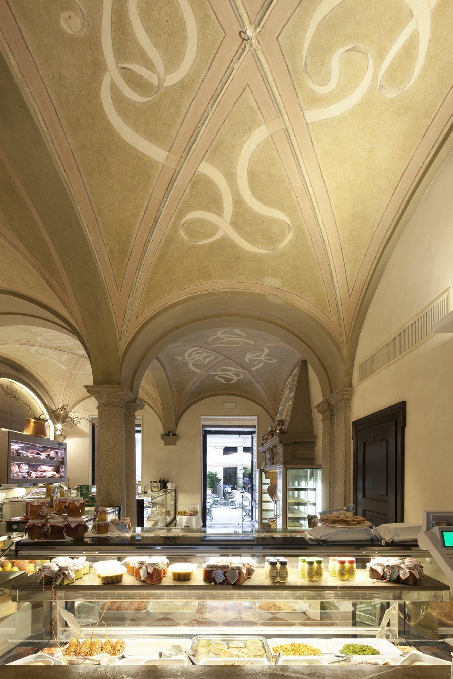 Un ristorante con un soffitto su cui c'è la lettera s