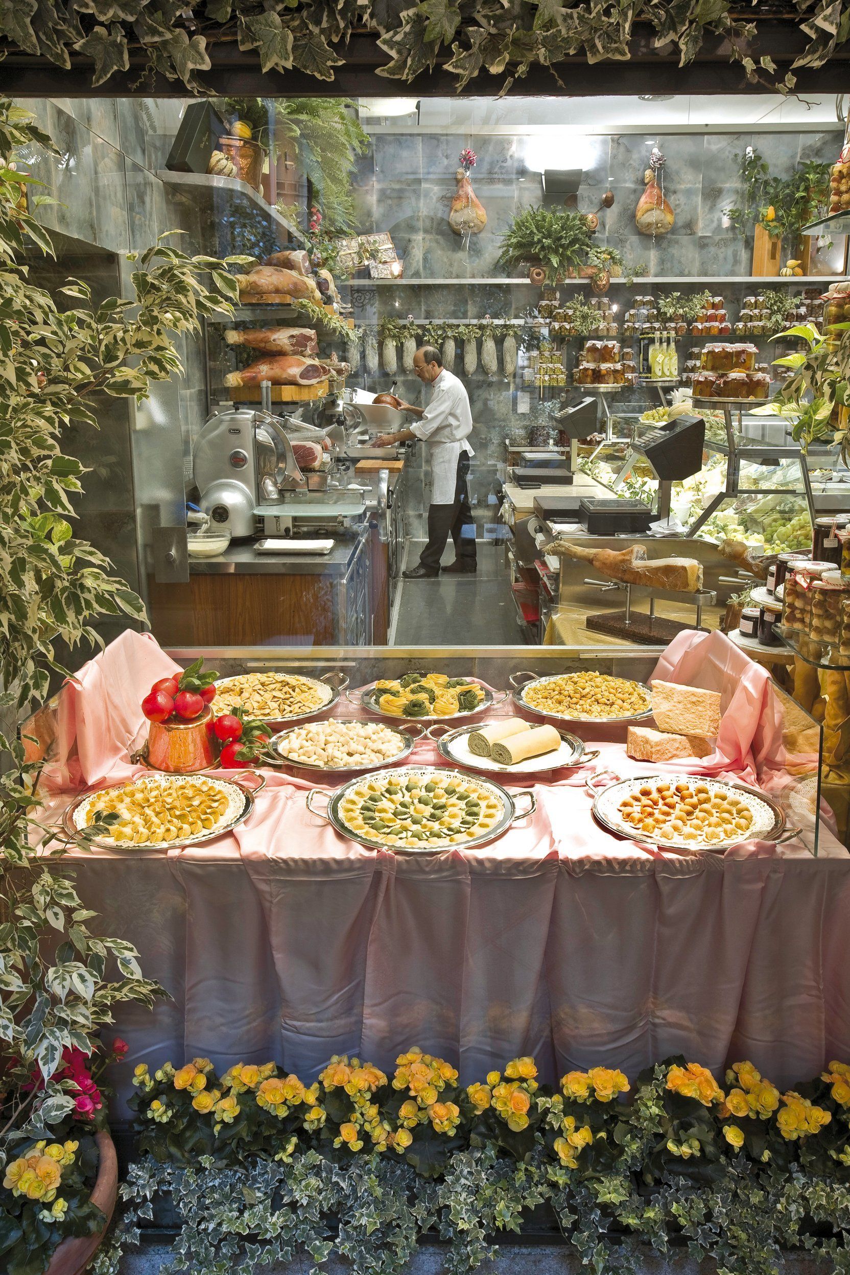 Un tavolo con molto cibo sopra in un ristorante.