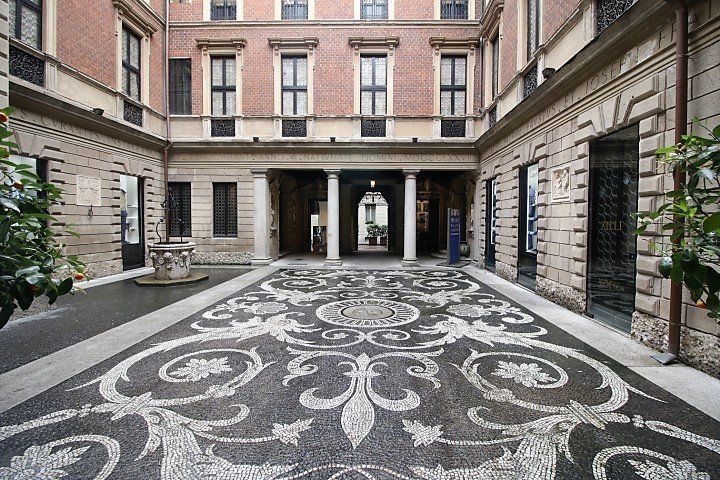 Al centro del cortile di un palazzo è presente un pavimento a mosaico.