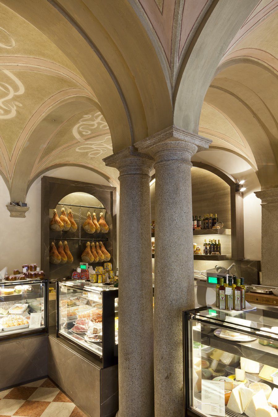 Un negozio pieno di cibo in abbondanza e un soffitto ad archi