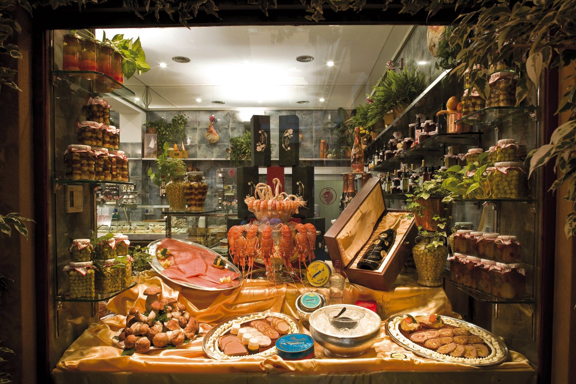 Un'esposizione di cibo nella vetrina di un negozio con un pianoforte in sottofondo
