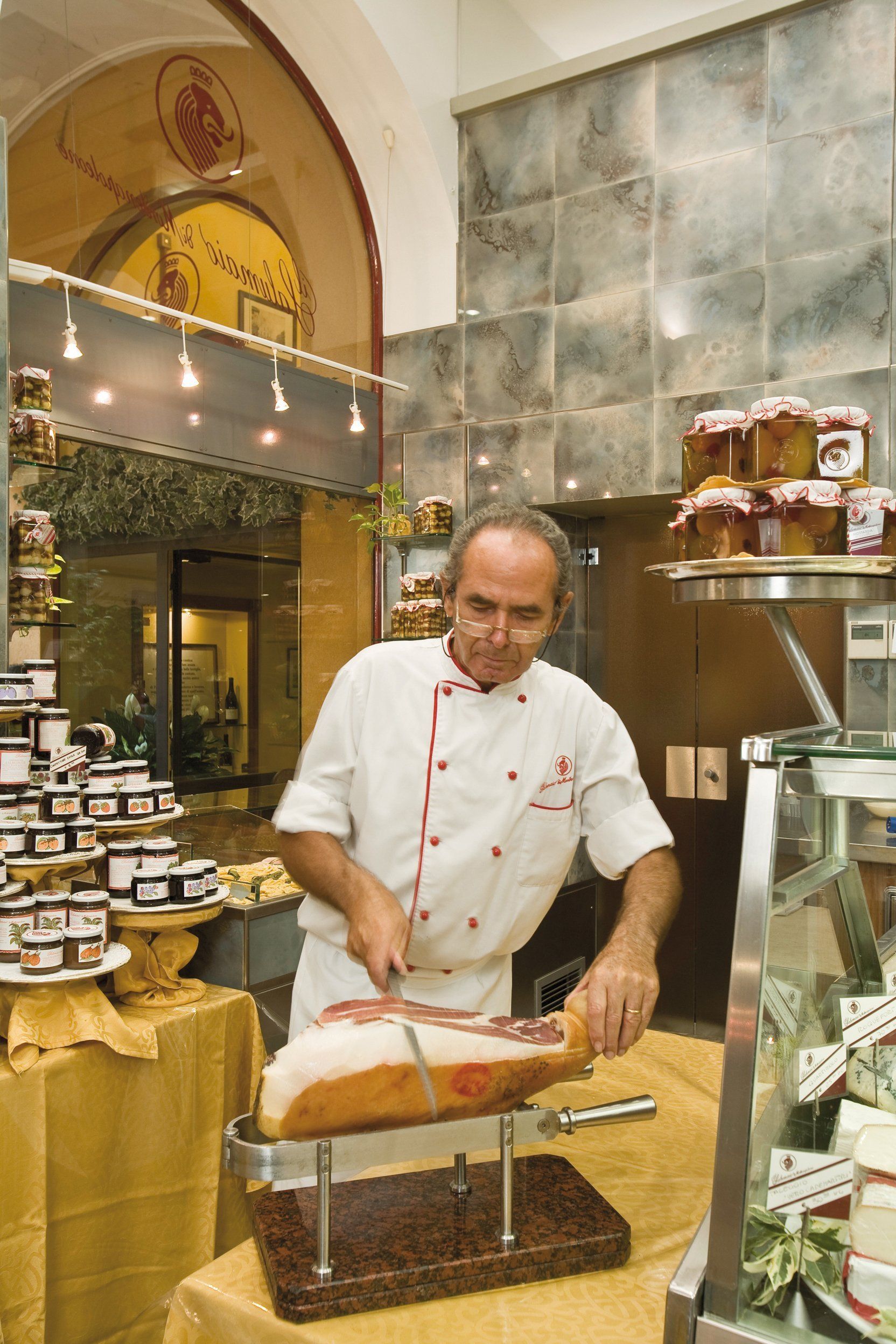 Un uomo taglia un pezzo di carne su un tagliere.