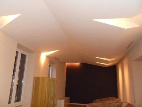 appartamento con faretti sul soffitto