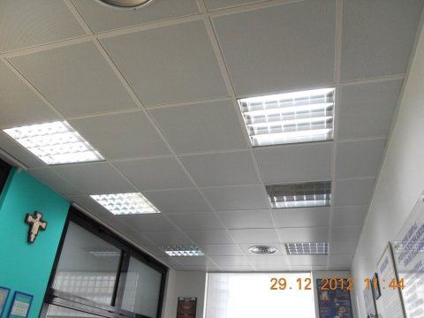 ufficio con controsoffitto in pannelli