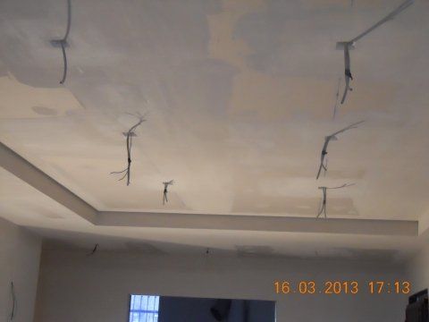 installazione di elementi in cartongesso sul soffitto