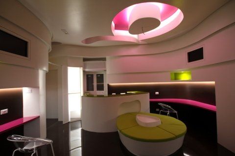 sala da pranzo moderna con faretti nel controsoffitto