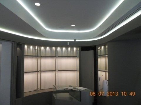 soffitto con faretti luminosi
