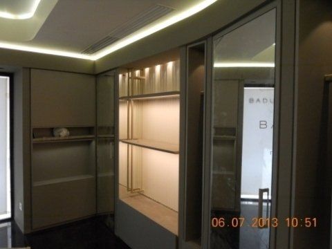 sala di un appartamento con elementi in cartongesso