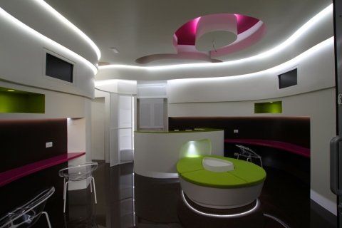 salotto con design moderno e controsoffitti in cartongesso