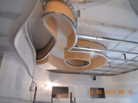 realizzazione di un controsoffitto con elementi decorativi