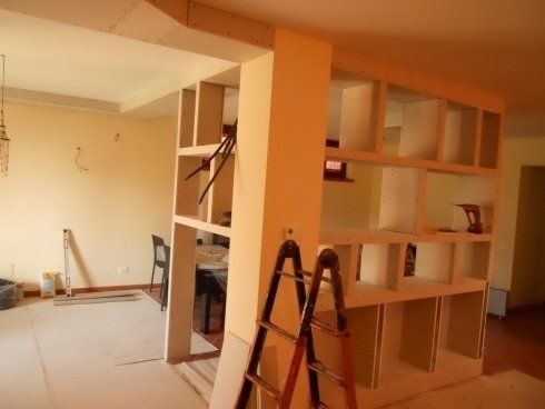 libreria e mobile in cartongesso per dividere il locale