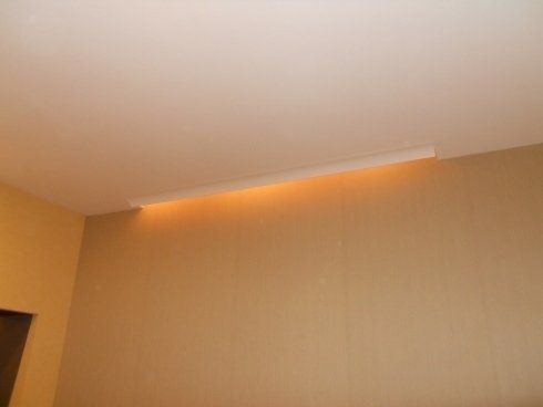 parete realizzata in cartongesso e installazione di luminaria