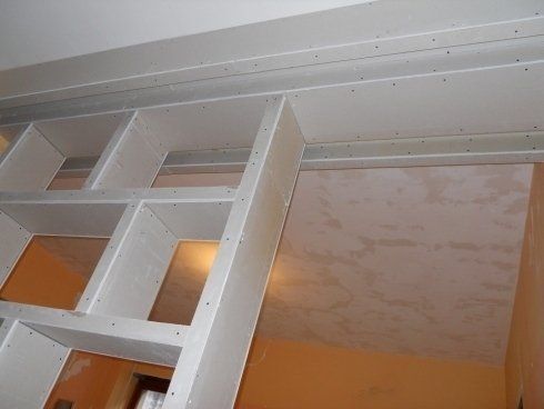 scaffali di una libreria realizzati in cartongesso