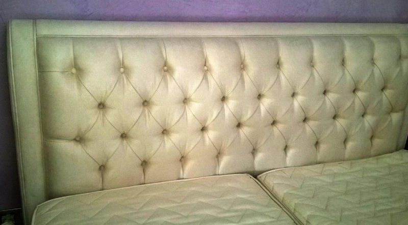 letto con spalliera imbottita
