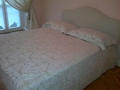 letto matrimoniale con copriletto bianco