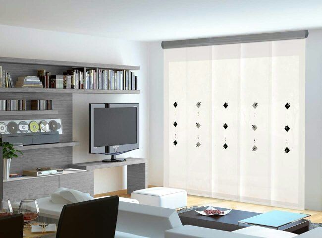 soggiorno con tende a pannello