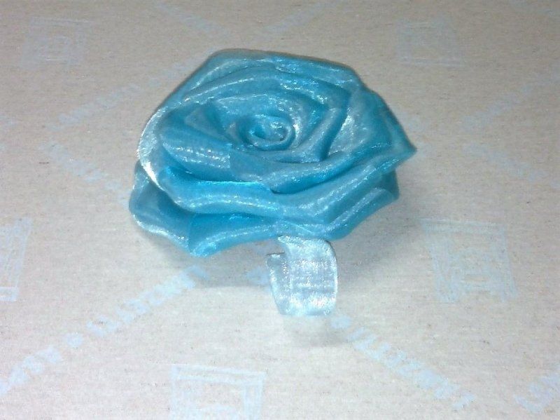 accessorio in stoffa azzurra per le tende