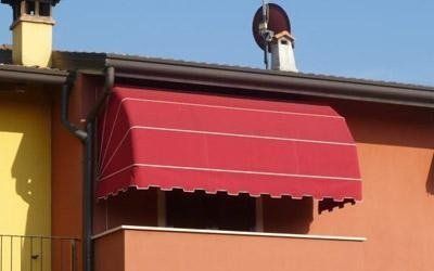 tenda da sole rossa per balconi