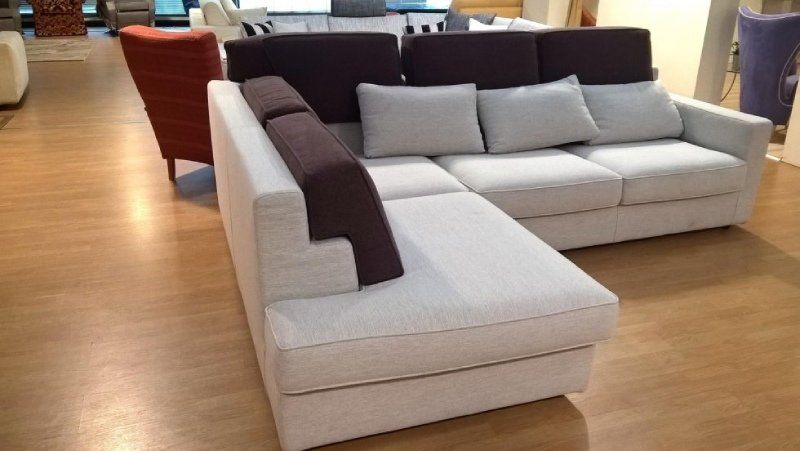 divano di due colori per il salotto