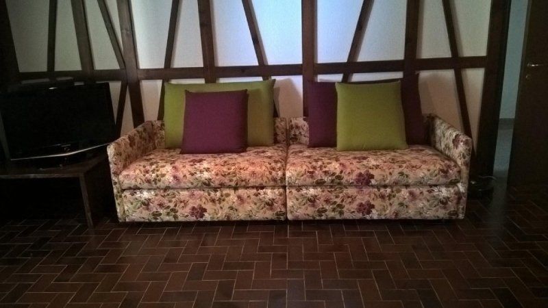 divano con rivestimento a fantasia floreale
