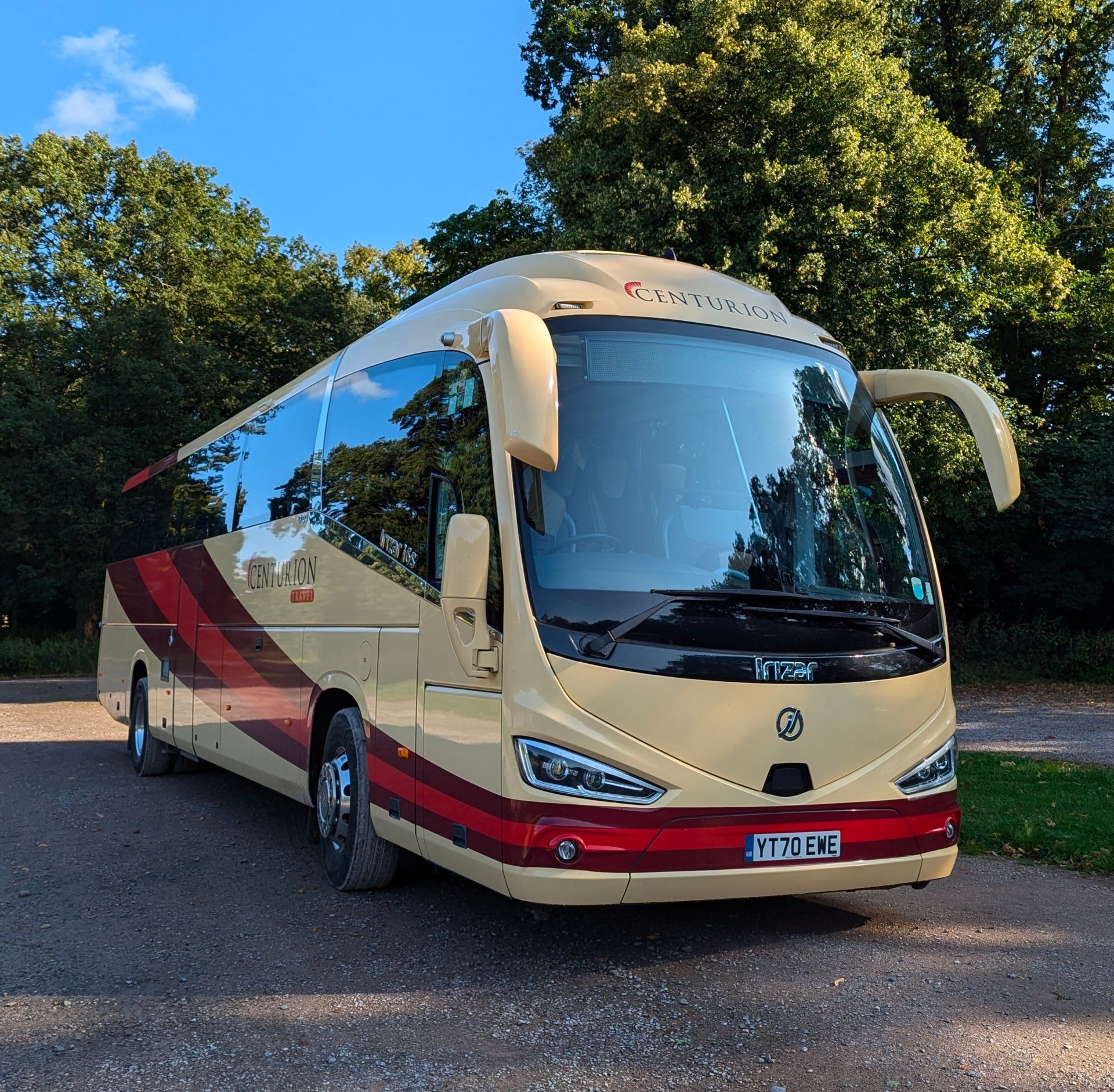 A bus with a license plate that says tdjre