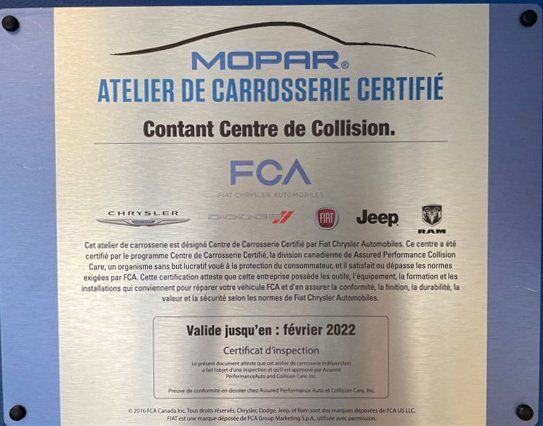 Panneau : Plaque de centre de réparation de collision certifié MOPAR, valable jusqu’en février 2022 ; marques incluses : Chrysler, Jeep et Ram.