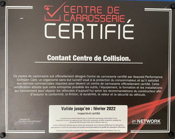 Plaque noire et rouge avec texte blanc : Atelier de carrosserie agréé Contant Collision, valable jusqu’en février 2022.