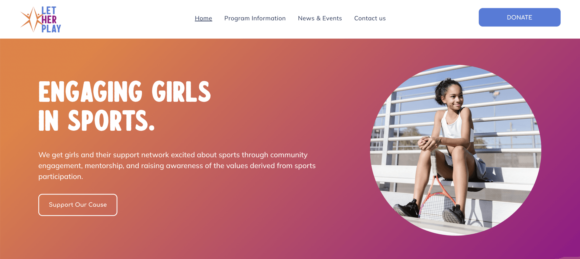 Una niña está sentada en un banco con las palabras involucrando a las niñas en deportes.