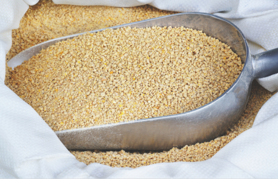Cuchara de alimento para animales en bolsa blanca.