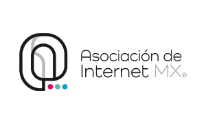 Una imagen borrosa de un montón de objetos de diferentes colores sobre un fondo blanco.