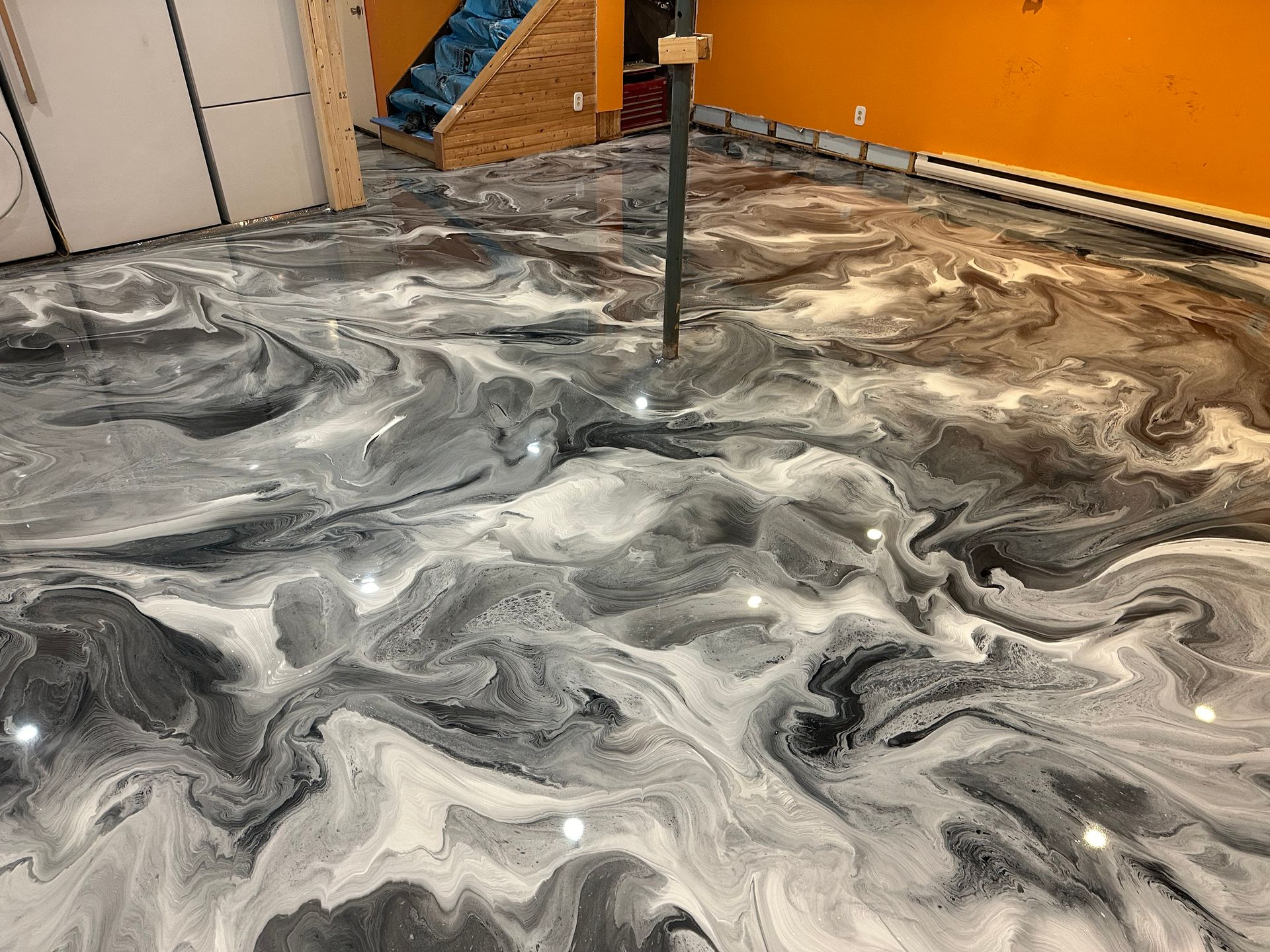 Un grand sous-sol vide avec un sol en marbre brillant et beaucoup de fenêtres.