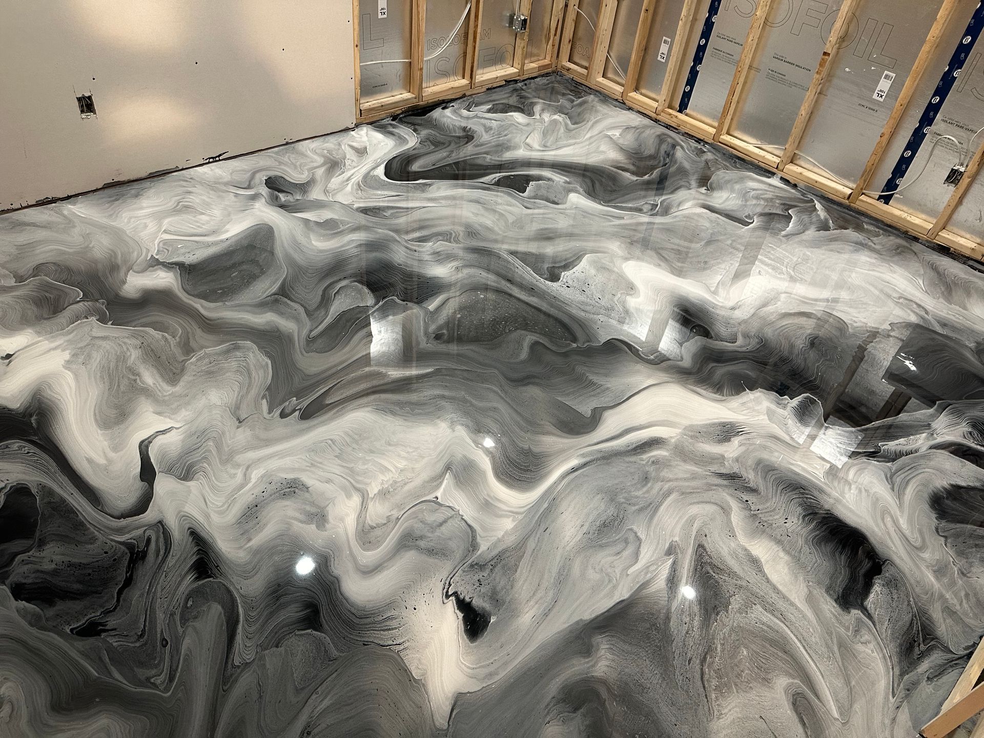 Un sol en marbre noir et blanc dans une pièce.