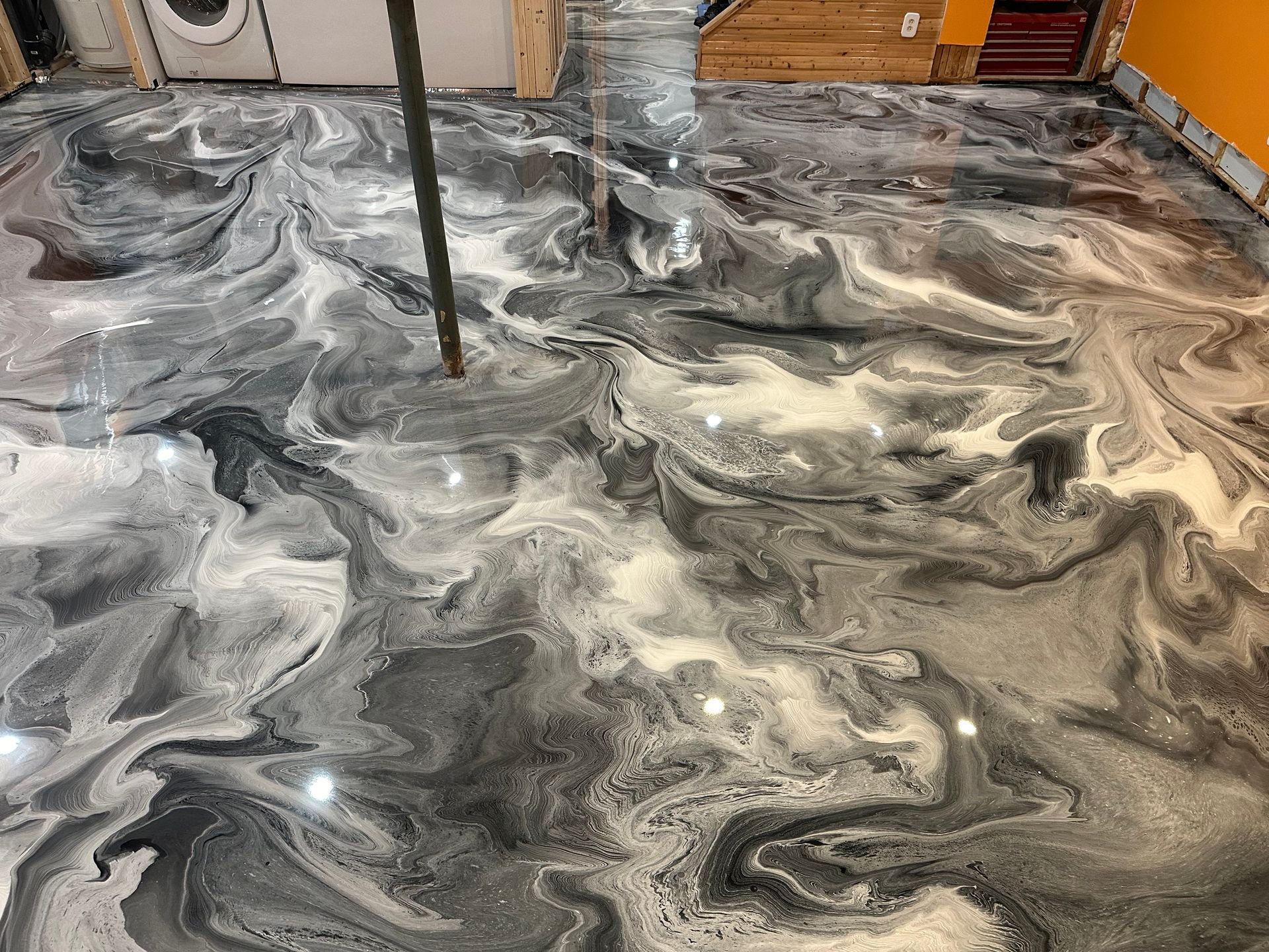 Un gros plan d'un sol en marbre dans un sous-sol.